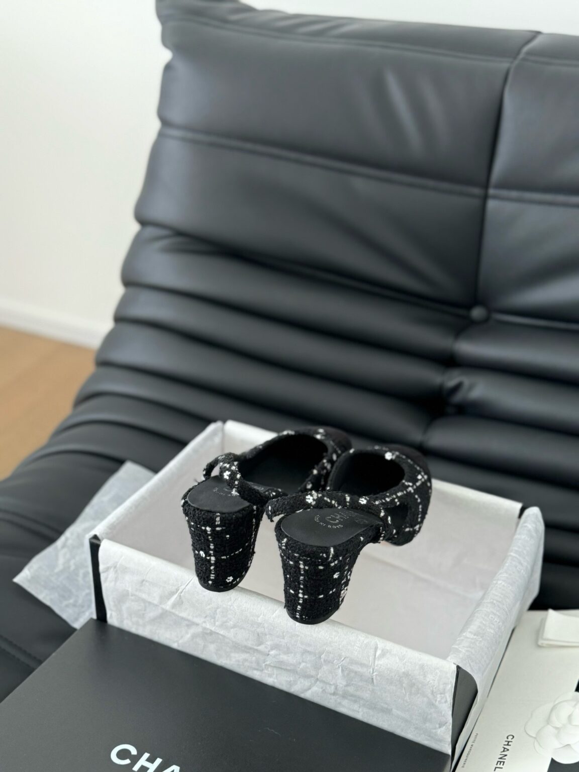 Chanel Siyah Tüvit ve Patent Deri Kapalı Burun CC Slingback Ayakkabılar 2025 - Glimmer of Luxury