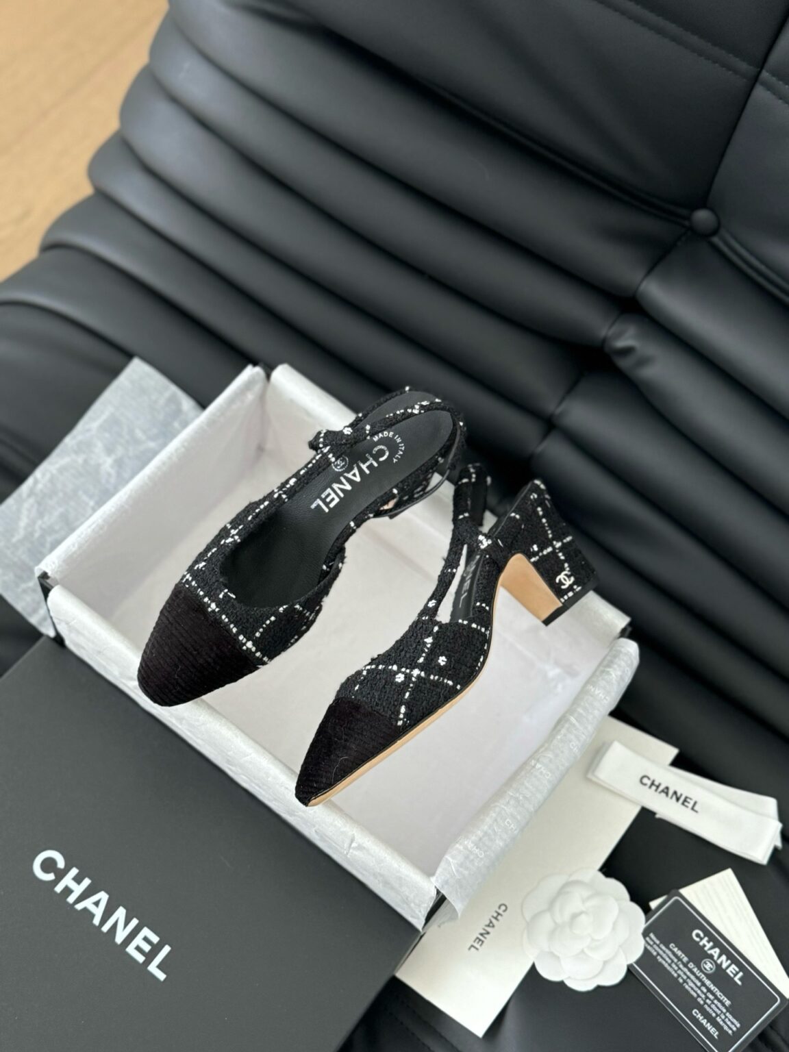 Chanel Siyah Tüvit ve Patent Deri Kapalı Burun CC Slingback Ayakkabılar 2025 - Glimmer of Luxury