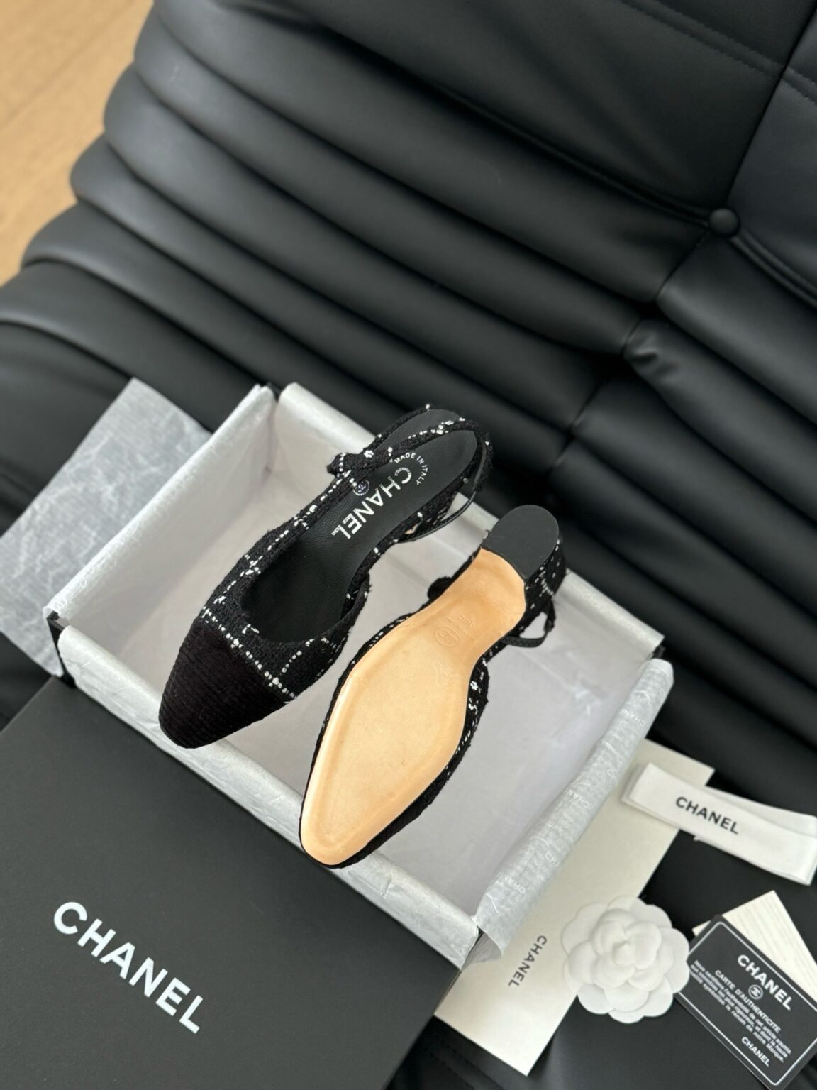 Chanel Siyah Tüvit ve Patent Deri Kapalı Burun CC Slingback Ayakkabılar 2025 - Glimmer of Luxury