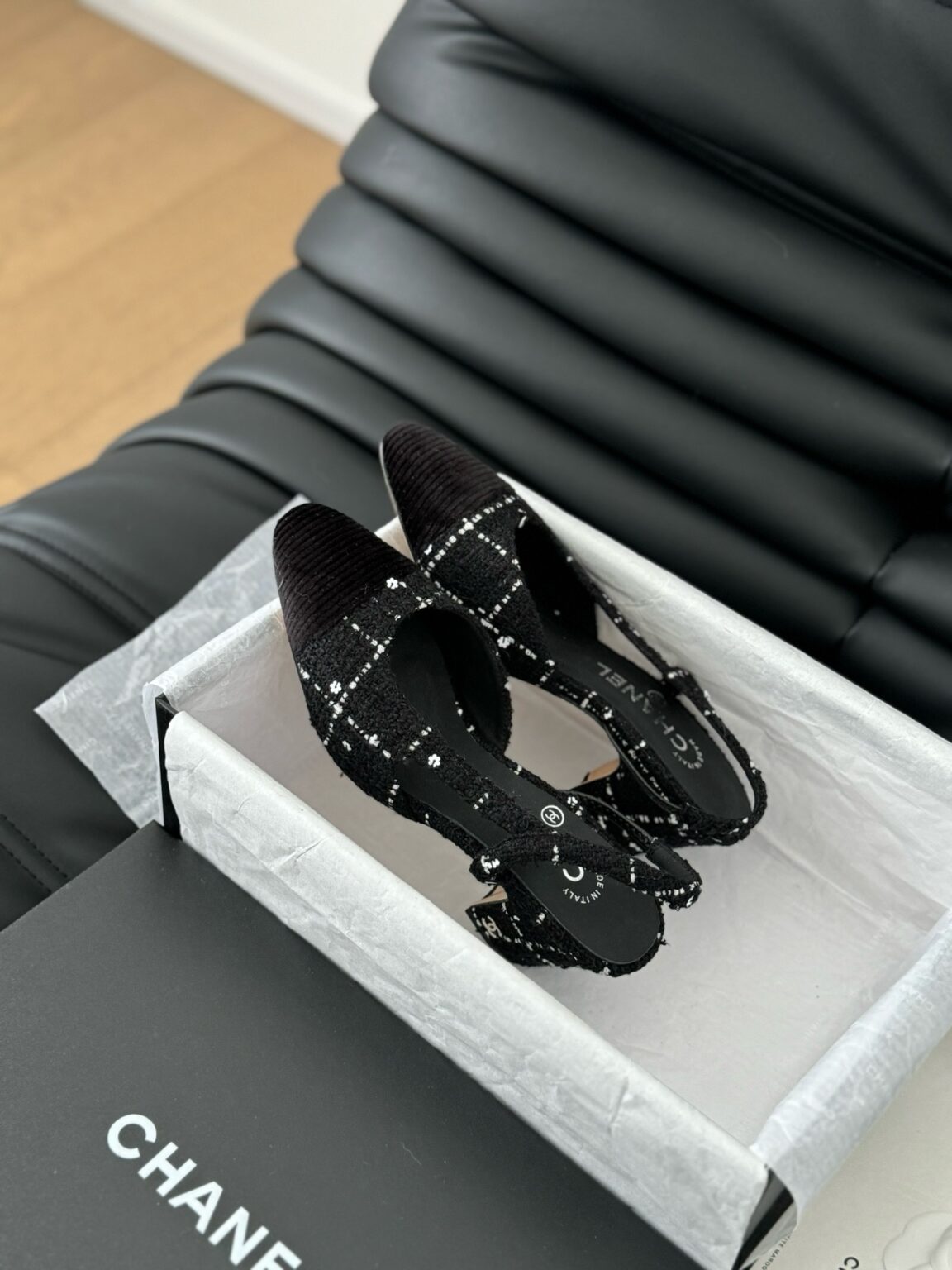 Chanel Siyah Tüvit ve Patent Deri Kapalı Burun CC Slingback Ayakkabılar 2025 - Glimmer of Luxury