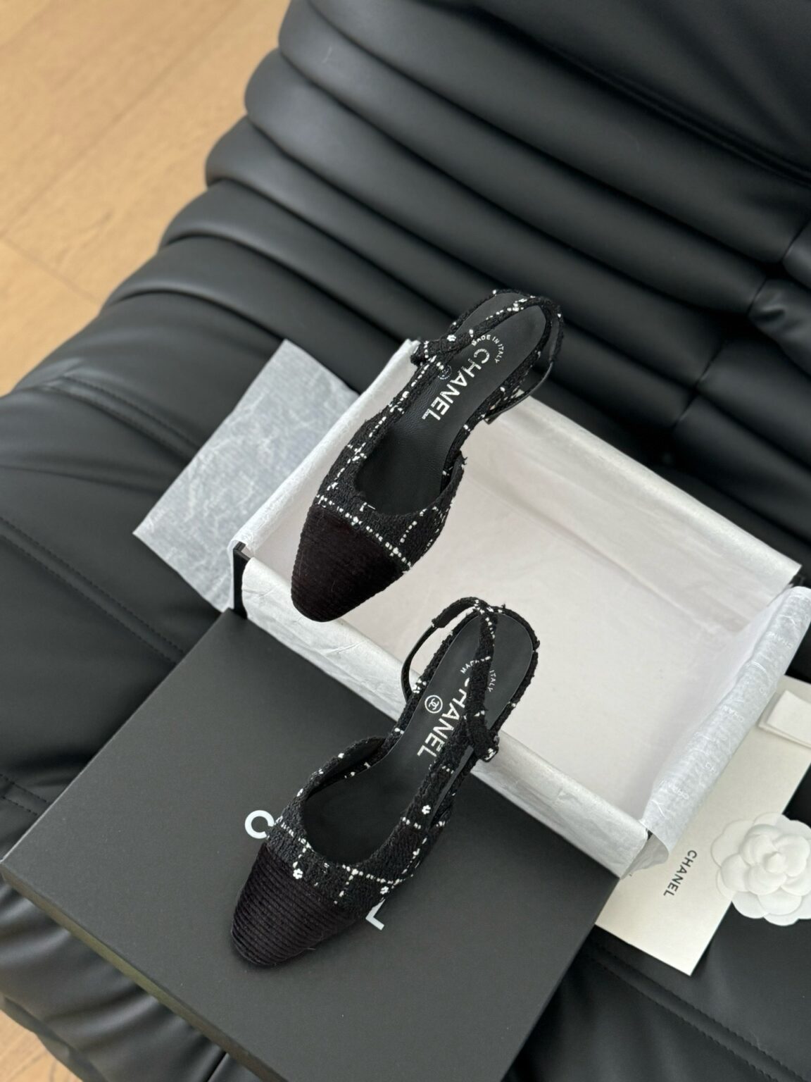 Chanel Siyah Tüvit ve Patent Deri Kapalı Burun CC Slingback Ayakkabılar 2025 - Glimmer of Luxury