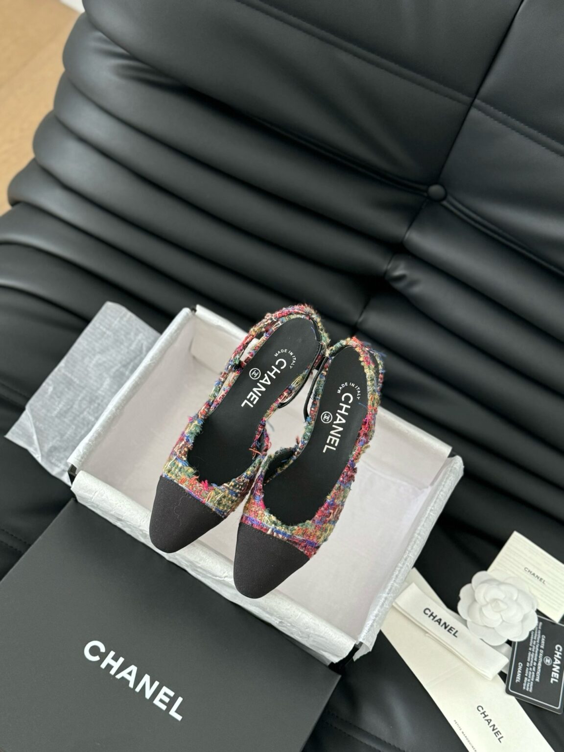 Chanel Tüvit ve Patent Deri Kapalı Burun CC Slingback Ayakkabılar 2025 - Glimmer of Luxury