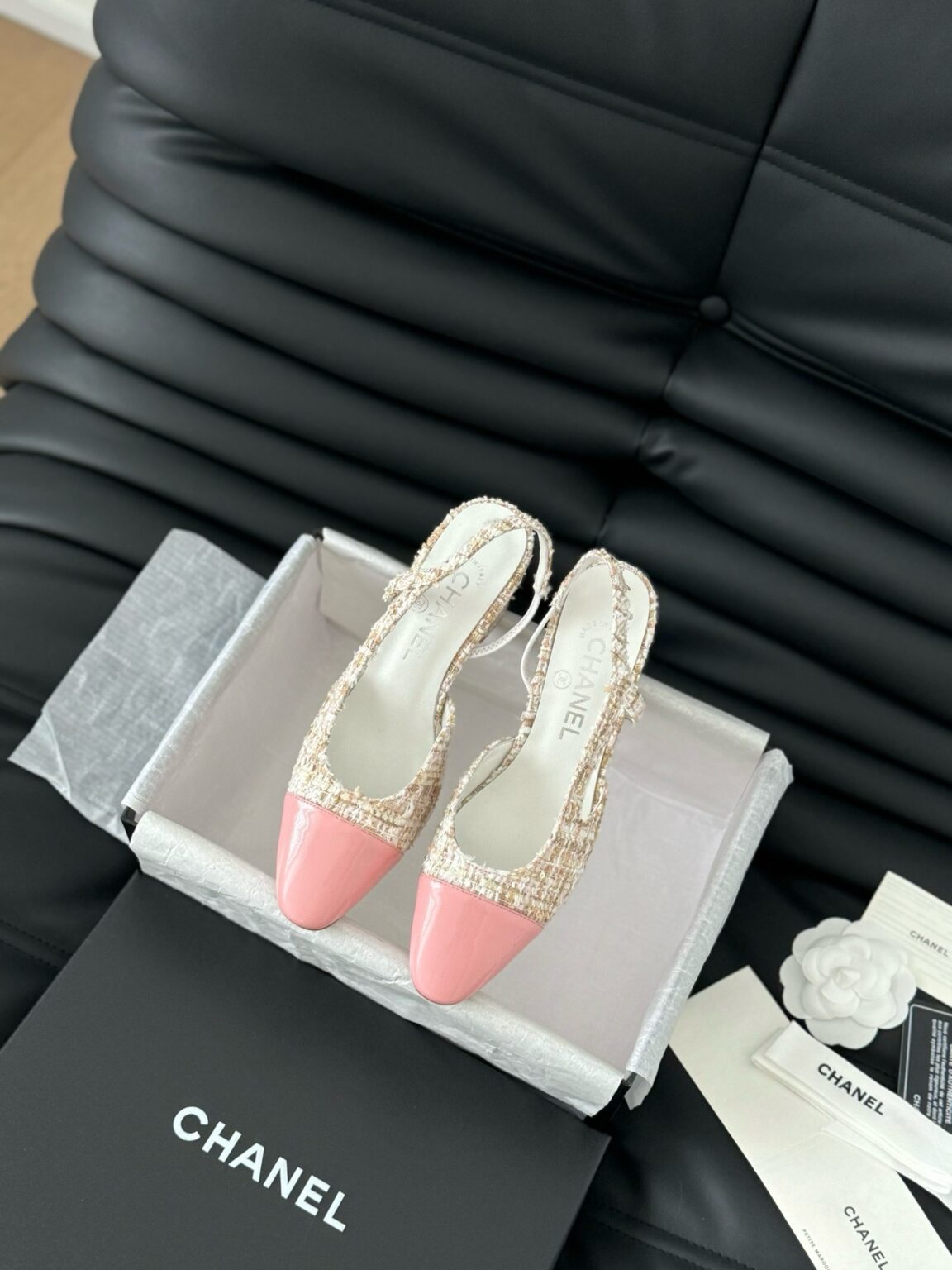 Chanel Tüvit ve Patent Deri Kapalı Burun CC Slingback Ayakkabılar - Glimmer of Luxury