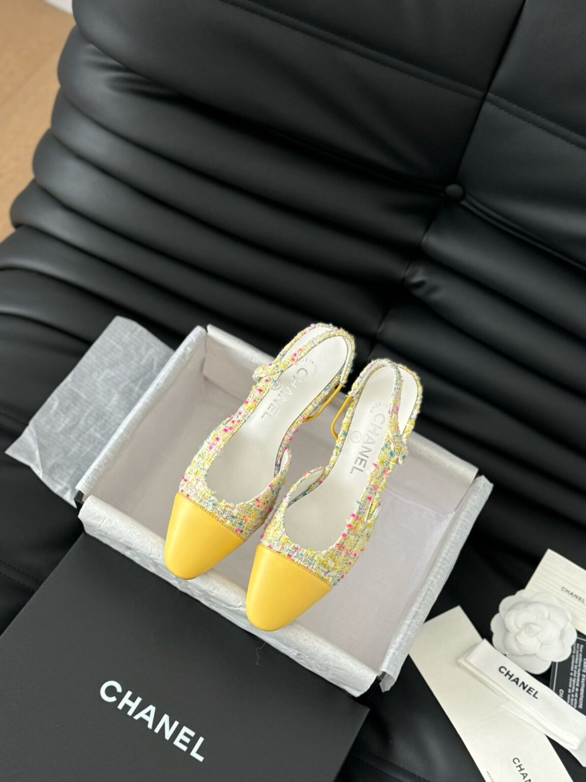 Chanel Tüvit ve Patent Deri Kapalı Burun CC Slingback Ayakkabılar - Glimmer of Luxury