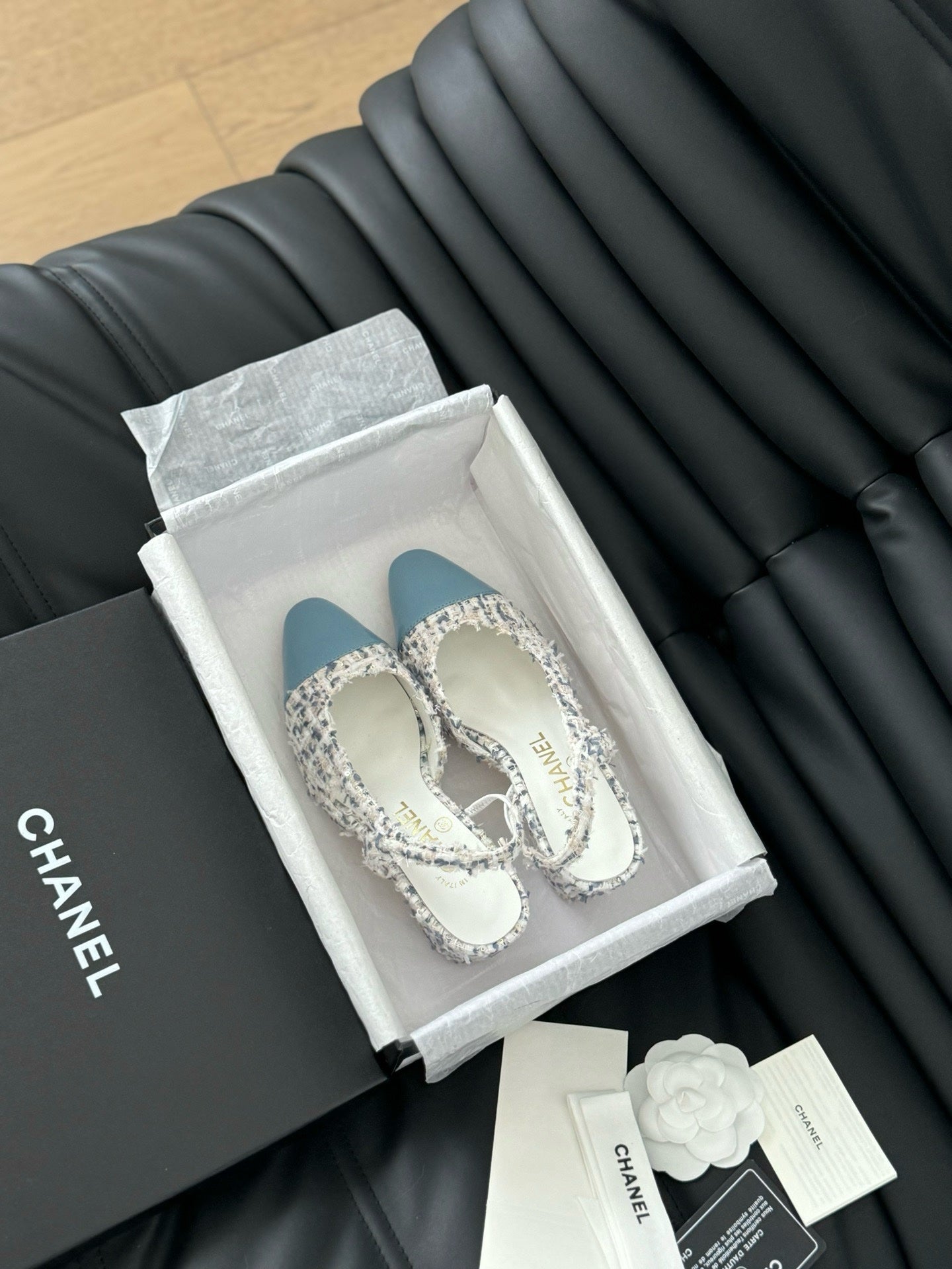 Chanel Tüvit ve Patent Deri Kapalı Burun CC Slingback Ayakkabılar - Glimmer of Luxury