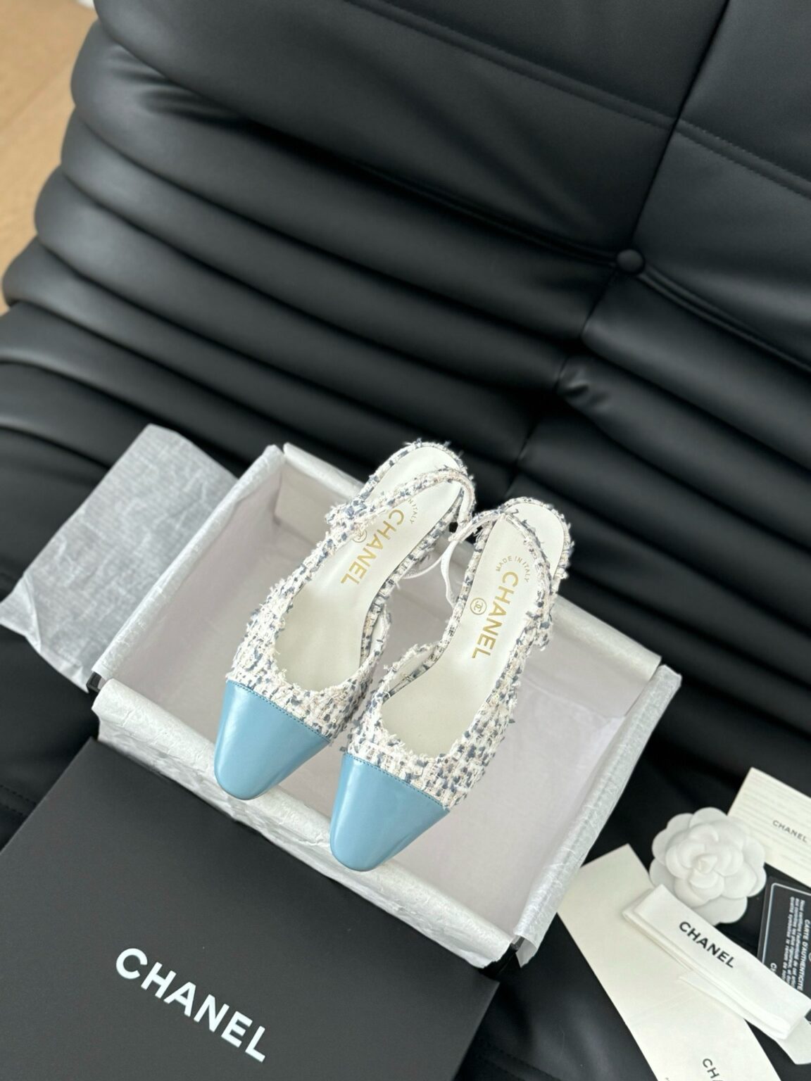 Chanel Tüvit ve Patent Deri Kapalı Burun CC Slingback Ayakkabılar - Glimmer of Luxury