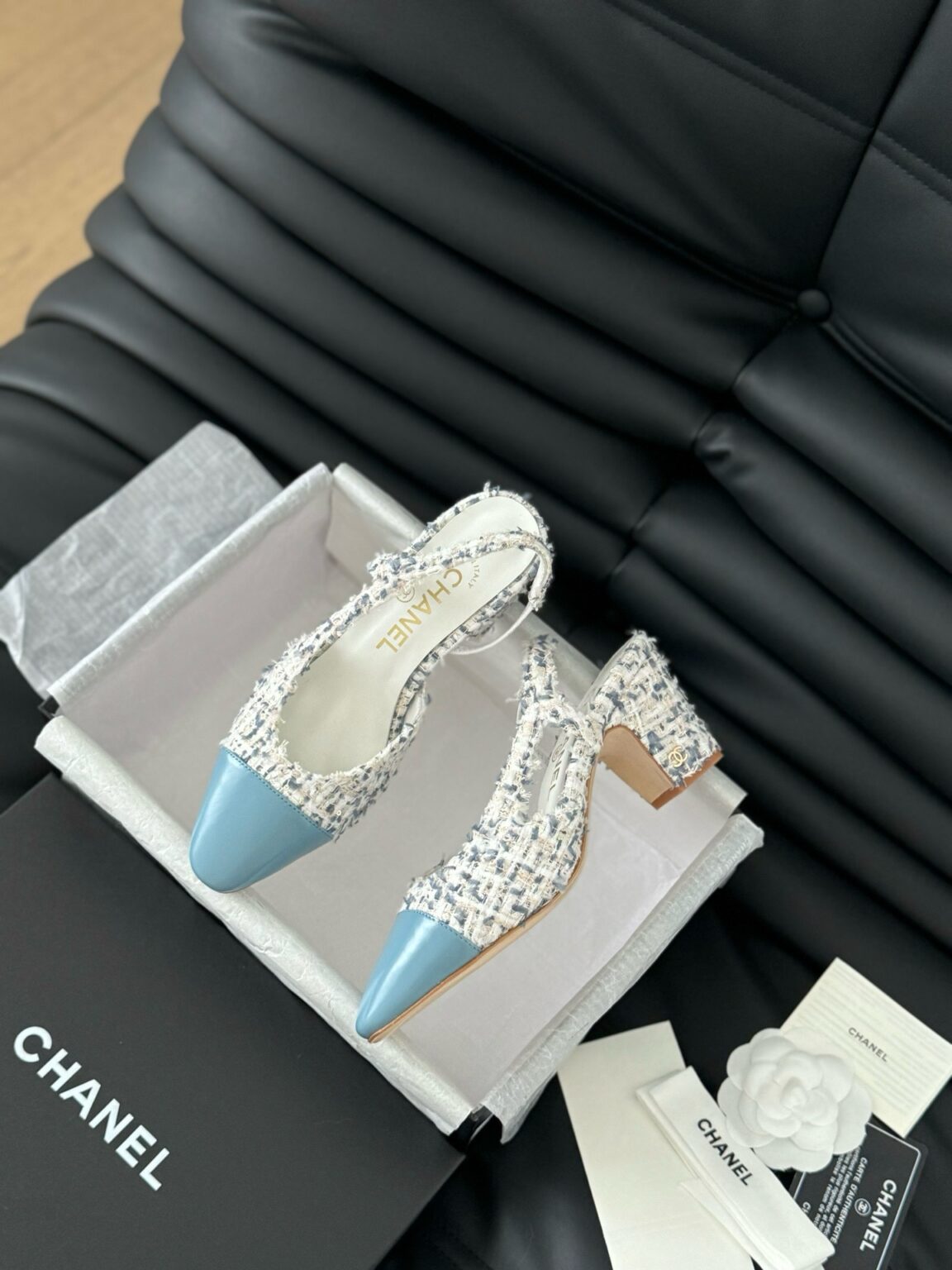 Chanel Tüvit ve Patent Deri Kapalı Burun CC Slingback Ayakkabılar - Glimmer of Luxury