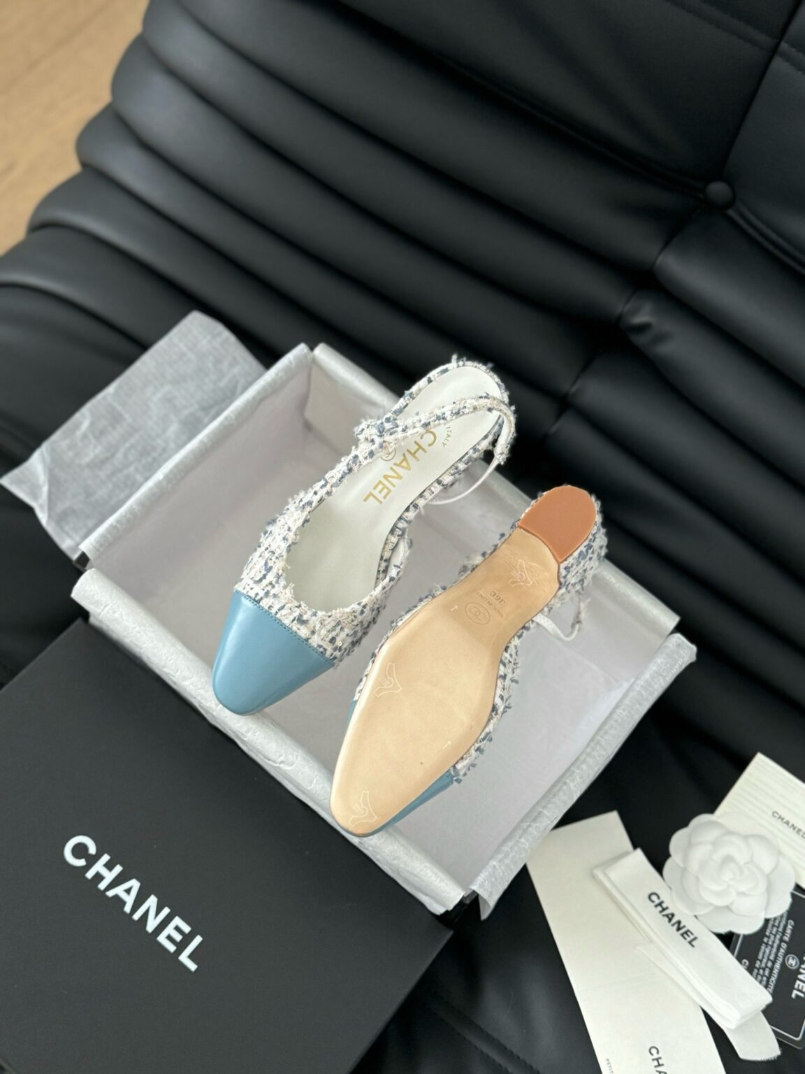 Chanel Tüvit ve Patent Deri Kapalı Burun CC Slingback Ayakkabılar - Glimmer of Luxury