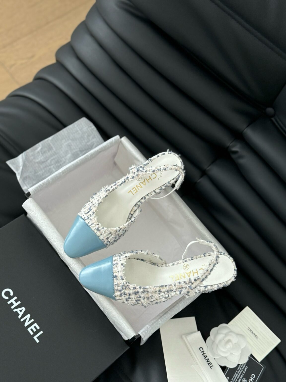 Chanel Tüvit ve Patent Deri Kapalı Burun CC Slingback Ayakkabılar - Glimmer of Luxury