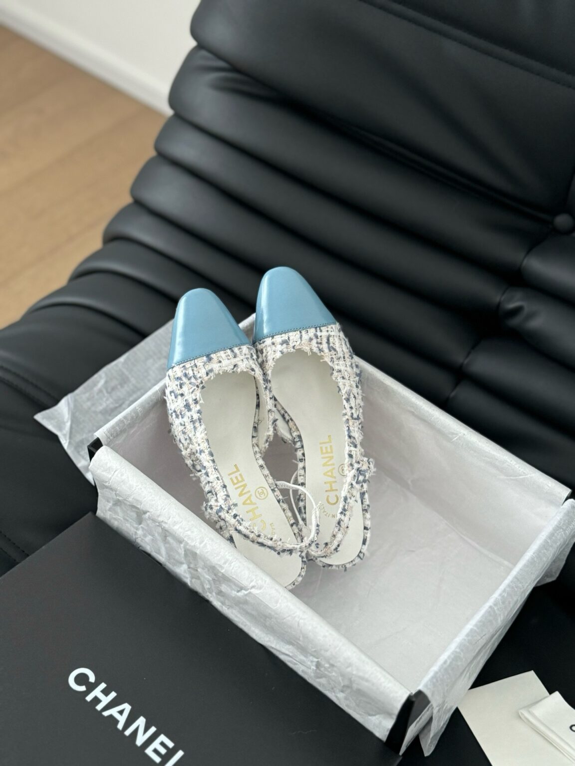 Chanel Tüvit ve Patent Deri Kapalı Burun CC Slingback Ayakkabılar - Glimmer of Luxury