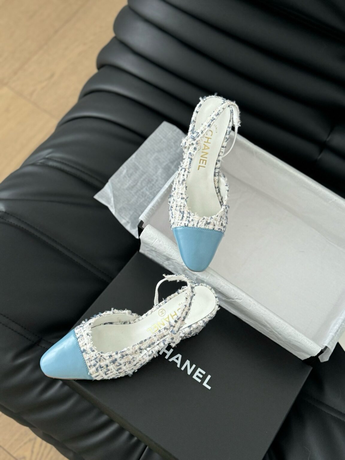 Chanel Tüvit ve Patent Deri Kapalı Burun CC Slingback Ayakkabılar - Glimmer of Luxury