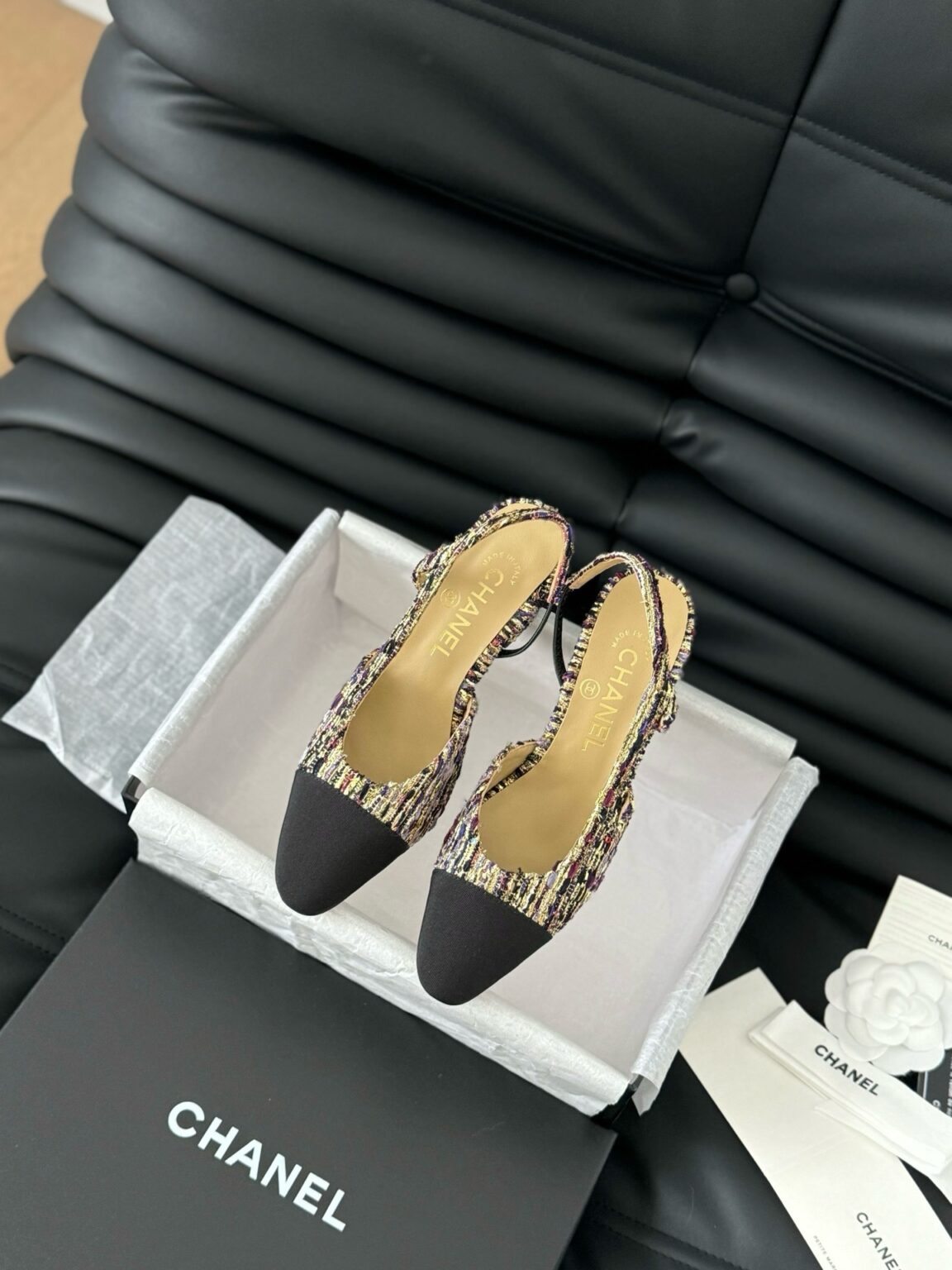 Chanel Tüvit ve Patent Deri Kapalı Burun CC Slingback Ayakkabılar - Glimmer of Luxury