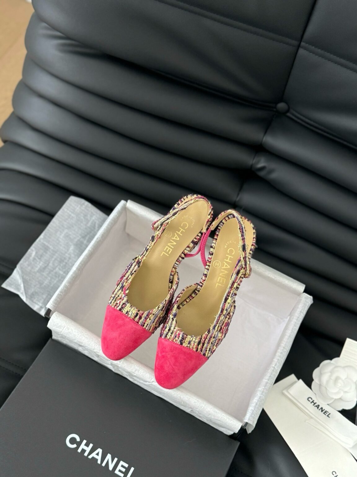 Chanel Tüvit ve Patent Deri Kapalı Burun CC Slingback Ayakkabılar - Glimmer of Luxury