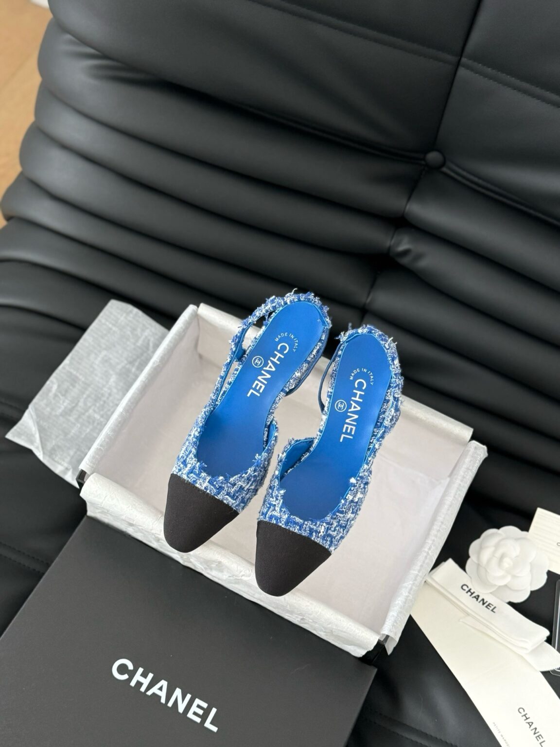 Chanel Tüvit ve Patent Deri Kapalı Burun CC Slingback Ayakkabılar - Glimmer of Luxury