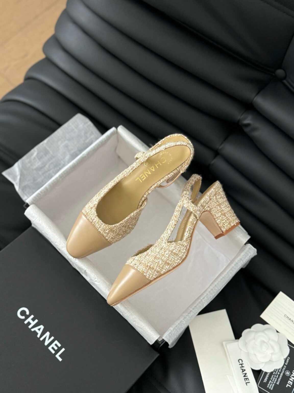Chanel Tüvit ve Patent Deri Kapalı Burun CC Slingback Ayakkabılar - Glimmer of Luxury