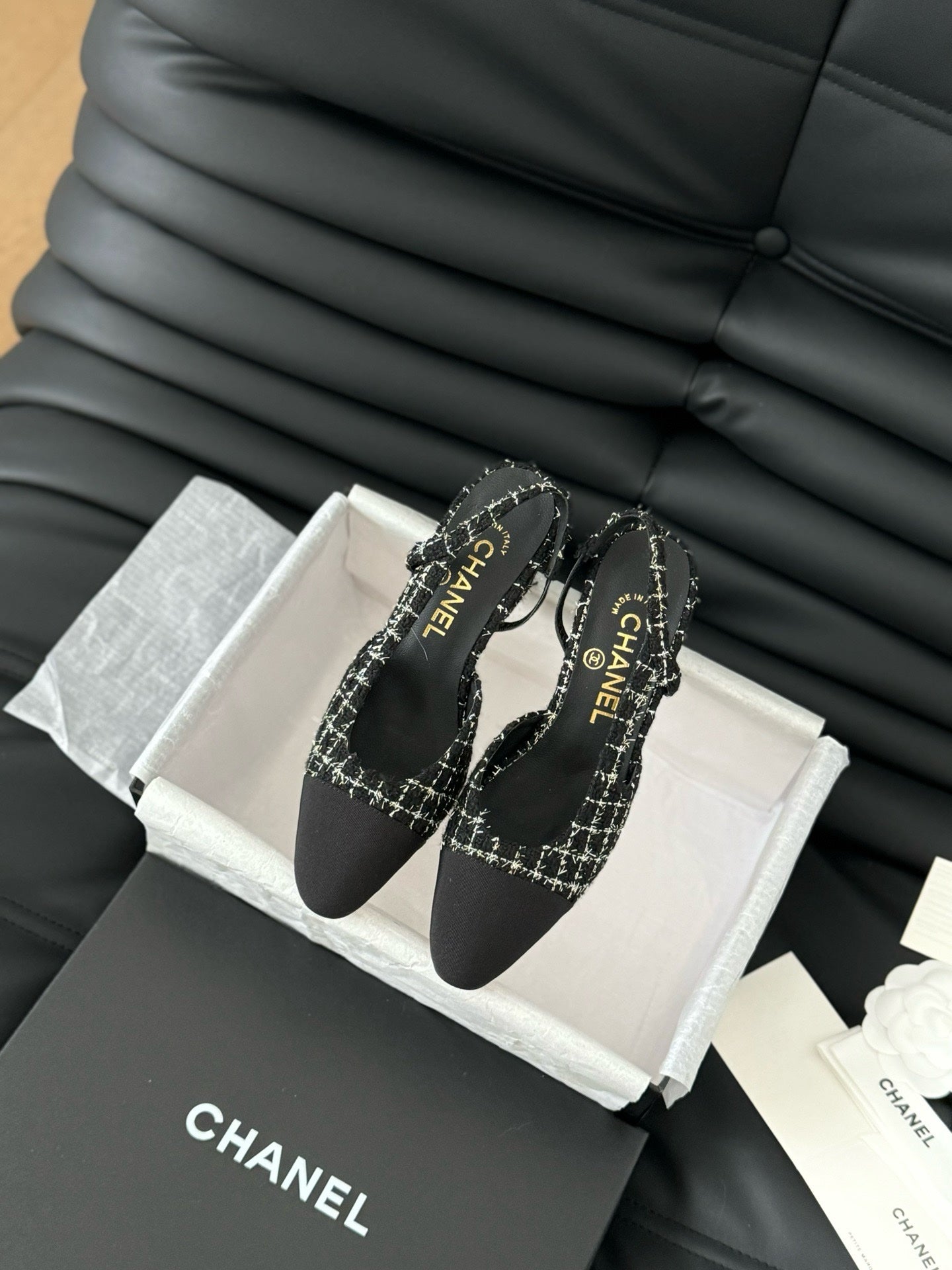 Chanel Tüvit ve Patent Deri Kapalı Burun CC Slingback Ayakkabılar 2025 - Glimmer of Luxury