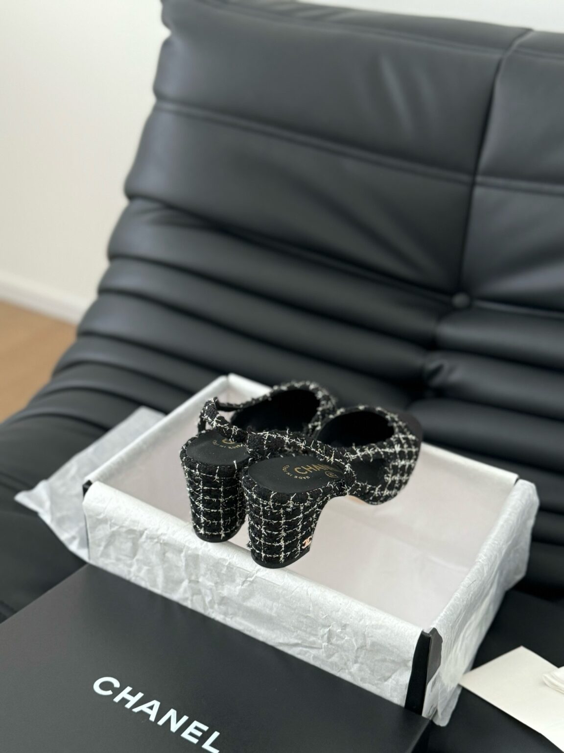 Chanel Tüvit ve Patent Deri Kapalı Burun CC Slingback Ayakkabılar 2025 - Glimmer of Luxury