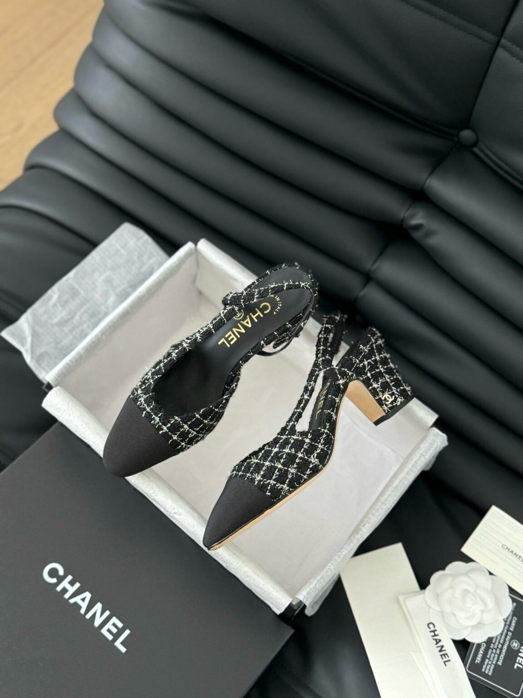Chanel Tüvit ve Patent Deri Kapalı Burun CC Slingback Ayakkabılar 2025 - Glimmer of Luxury