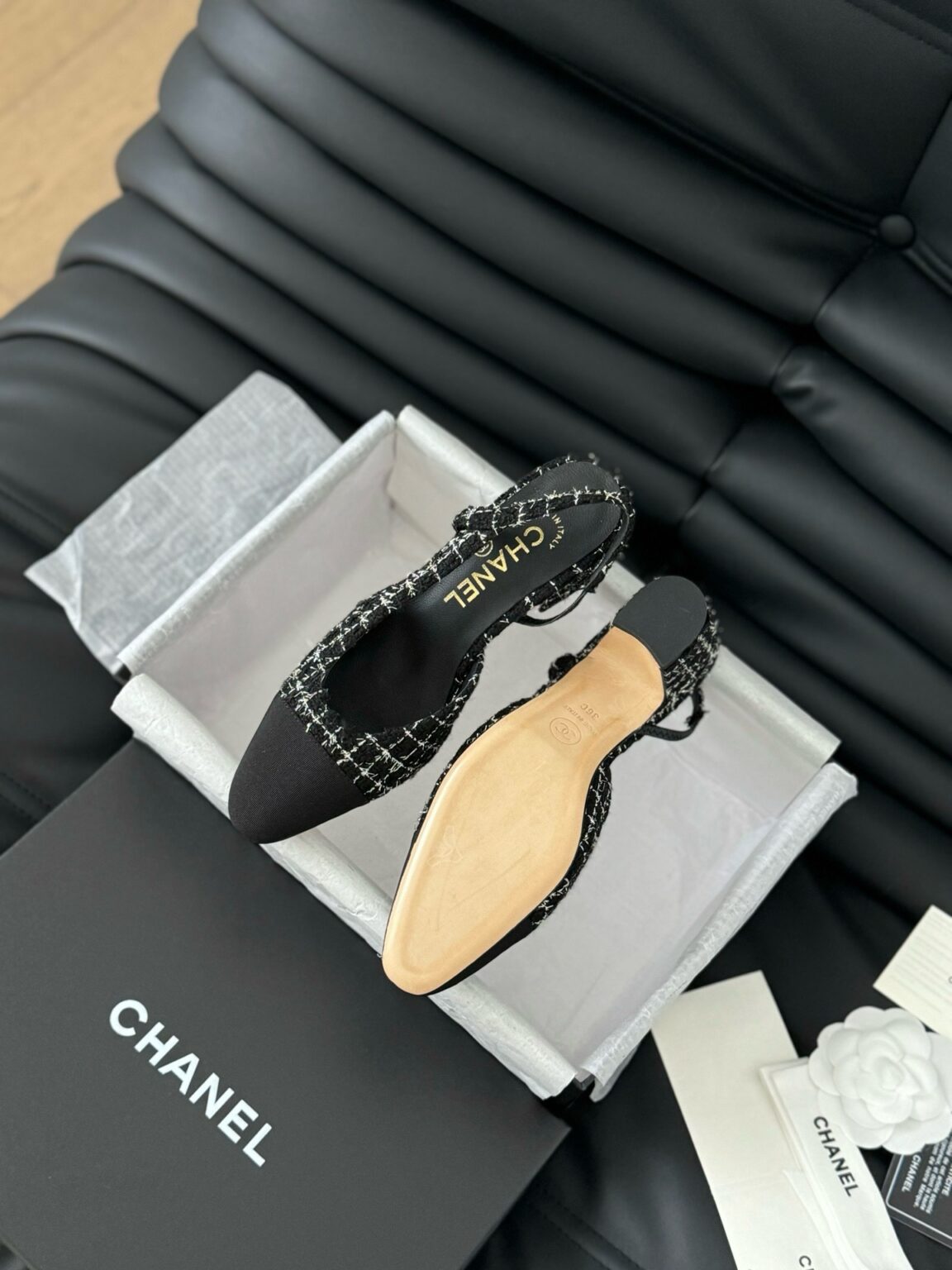 Chanel Tüvit ve Patent Deri Kapalı Burun CC Slingback Ayakkabılar 2025 - Glimmer of Luxury