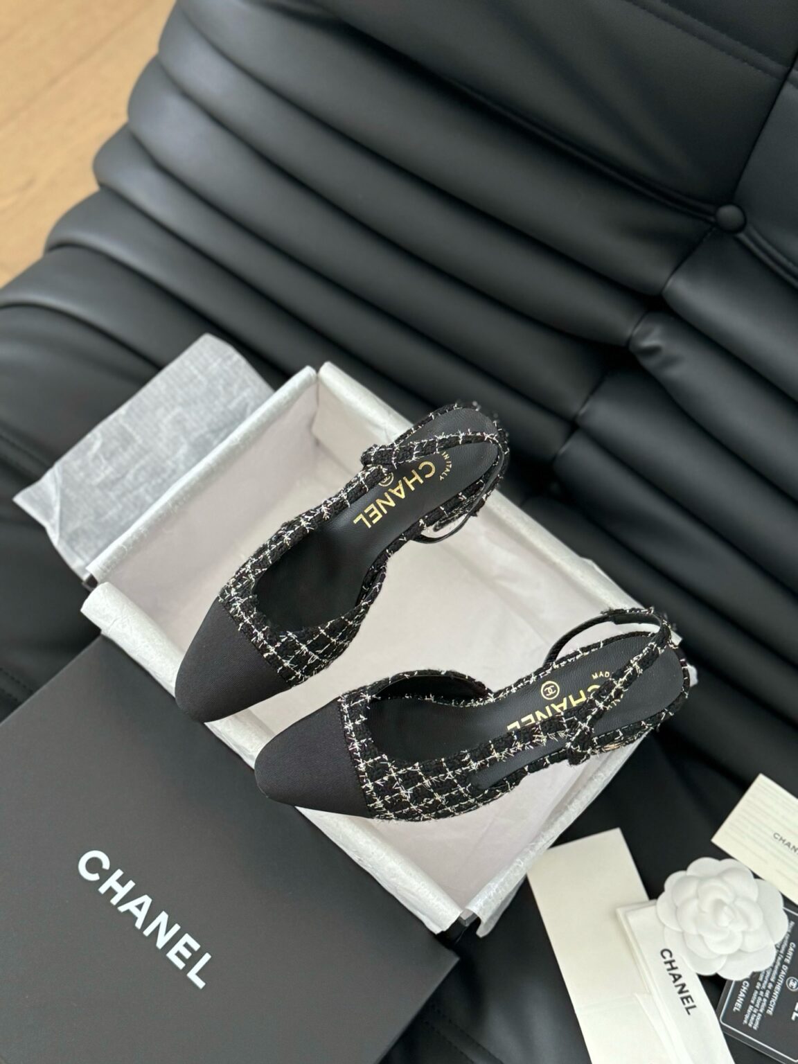 Chanel Tüvit ve Patent Deri Kapalı Burun CC Slingback Ayakkabılar 2025 - Glimmer of Luxury