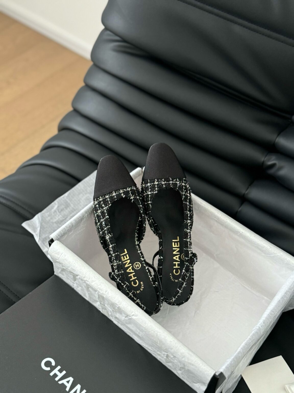 Chanel Tüvit ve Patent Deri Kapalı Burun CC Slingback Ayakkabılar 2025 - Glimmer of Luxury