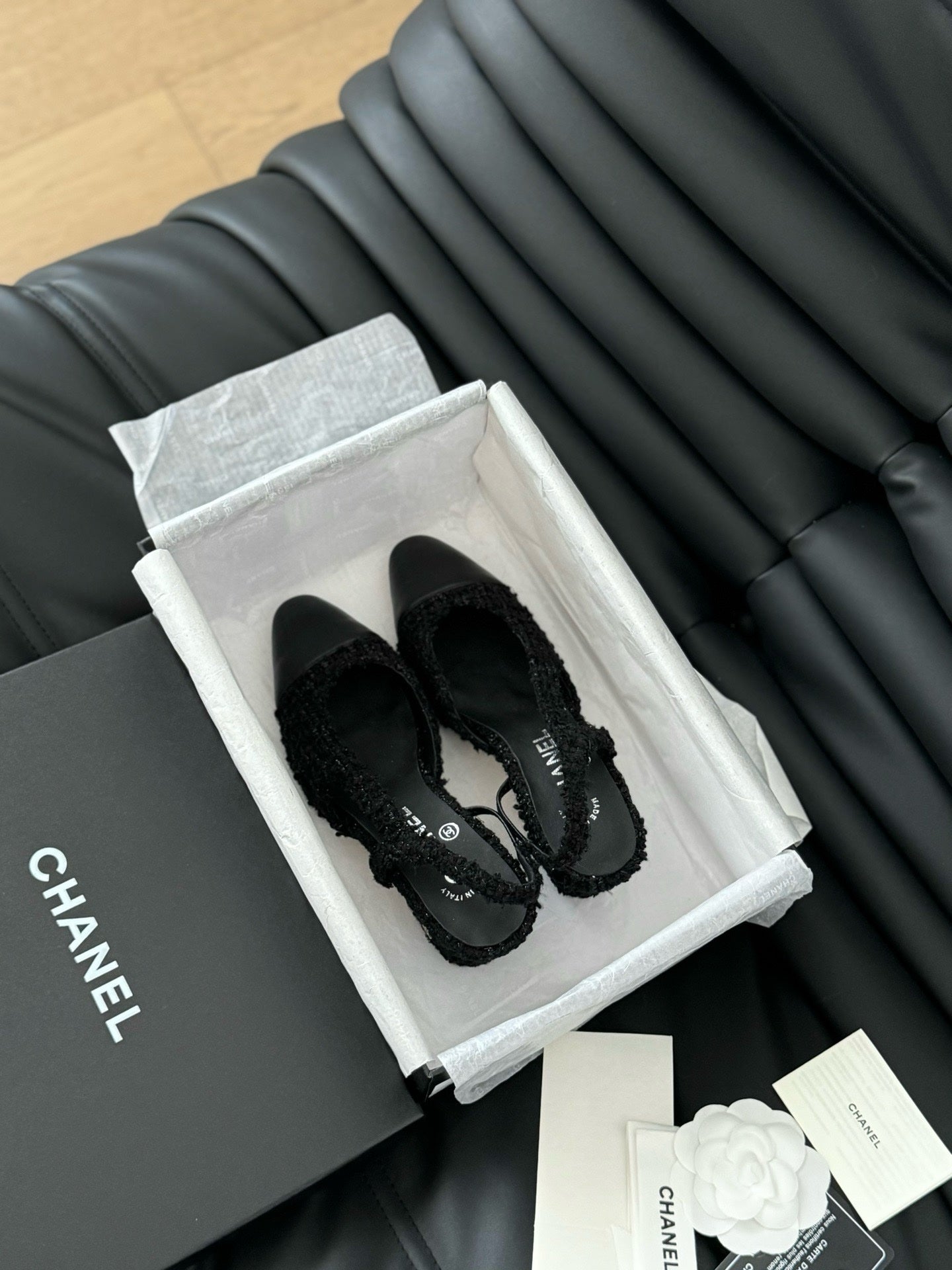 Chanel Tüvit ve Patent Deri Kapalı Burun CC Slingback Ayakkabılar 2025 - Glimmer of Luxury