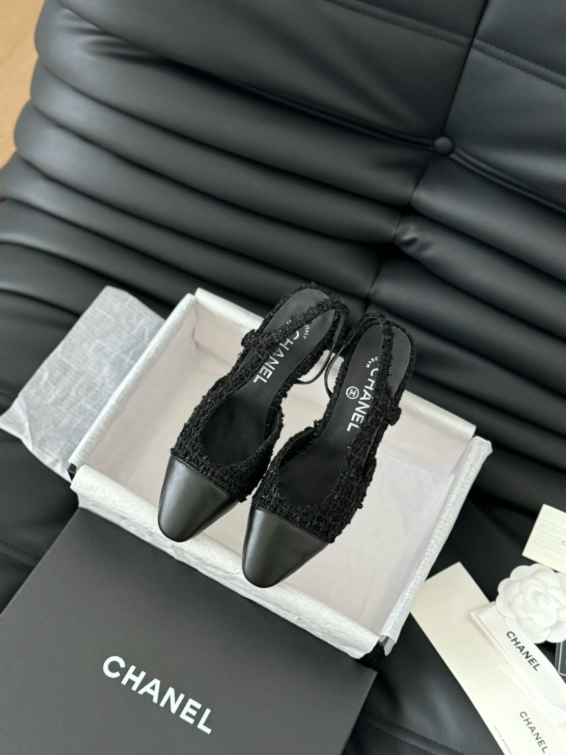 Chanel Tüvit ve Patent Deri Kapalı Burun CC Slingback Ayakkabılar 2025 - Glimmer of Luxury
