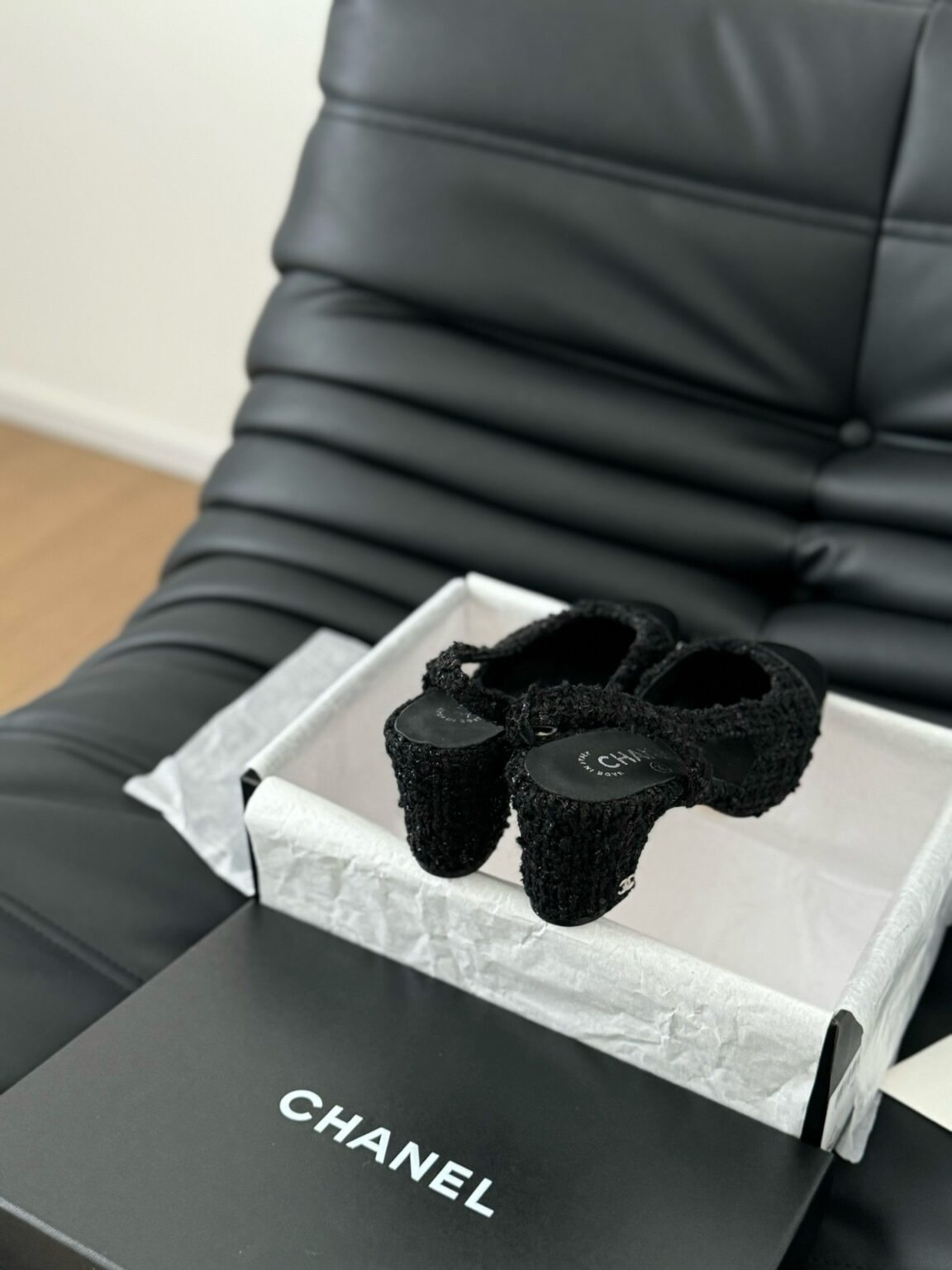 Chanel Tüvit ve Patent Deri Kapalı Burun CC Slingback Ayakkabılar 2025 - Glimmer of Luxury