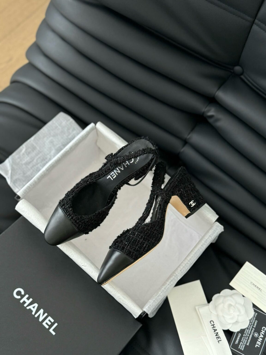 Chanel Tüvit ve Patent Deri Kapalı Burun CC Slingback Ayakkabılar 2025 - Glimmer of Luxury