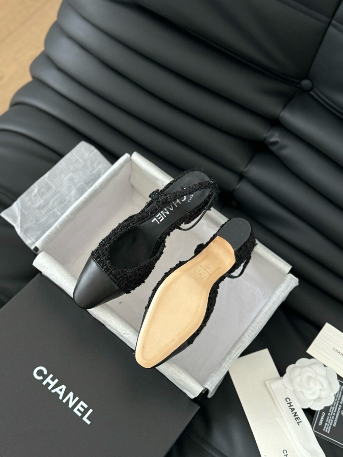 Chanel Tüvit ve Patent Deri Kapalı Burun CC Slingback Ayakkabılar 2025 - Glimmer of Luxury