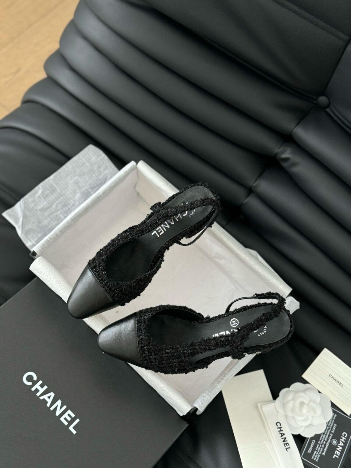 Chanel Tüvit ve Patent Deri Kapalı Burun CC Slingback Ayakkabılar 2025 - Glimmer of Luxury