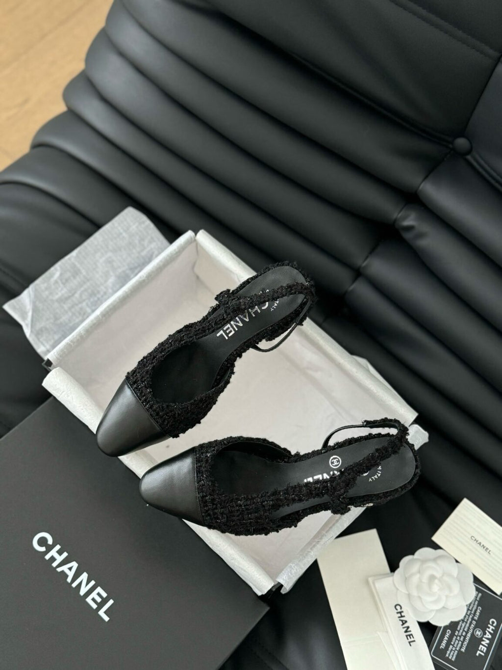 Chanel Tüvit ve Patent Deri Kapalı Burun CC Slingback Ayakkabılar 2025 - Glimmer of Luxury