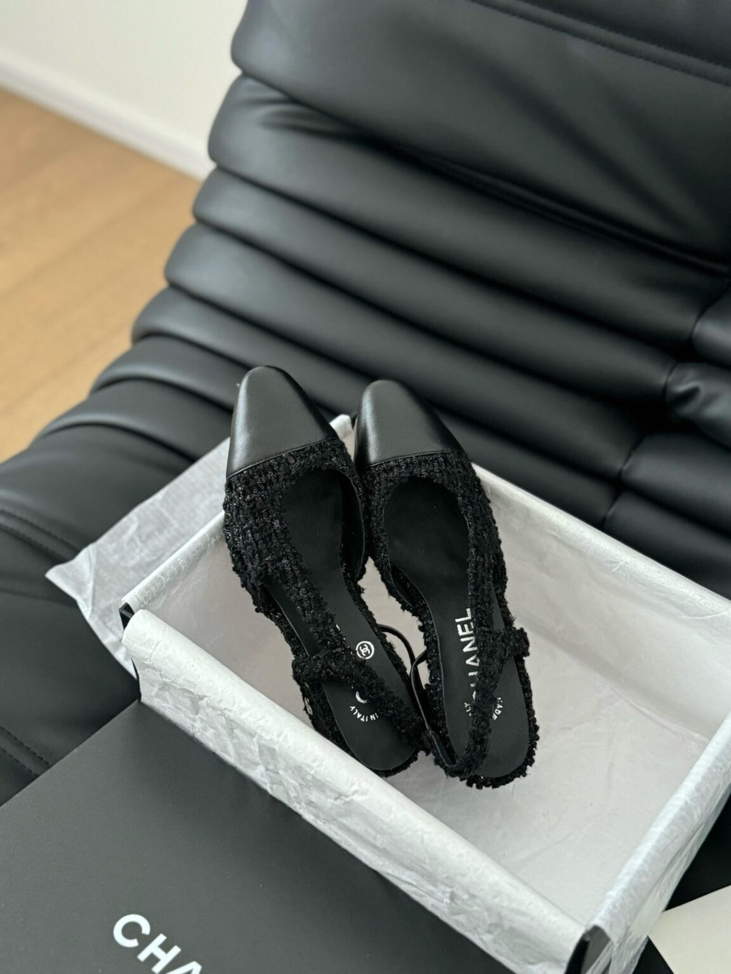 Chanel Tüvit ve Patent Deri Kapalı Burun CC Slingback Ayakkabılar 2025 - Glimmer of Luxury