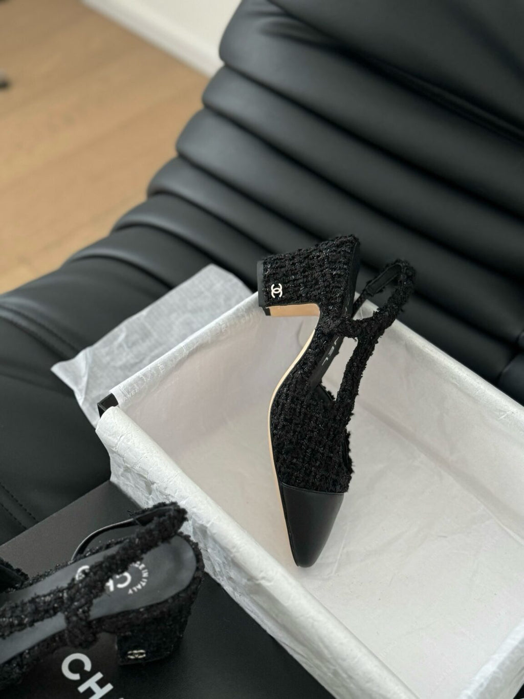 Chanel Tüvit ve Patent Deri Kapalı Burun CC Slingback Ayakkabılar 2025 - Glimmer of Luxury