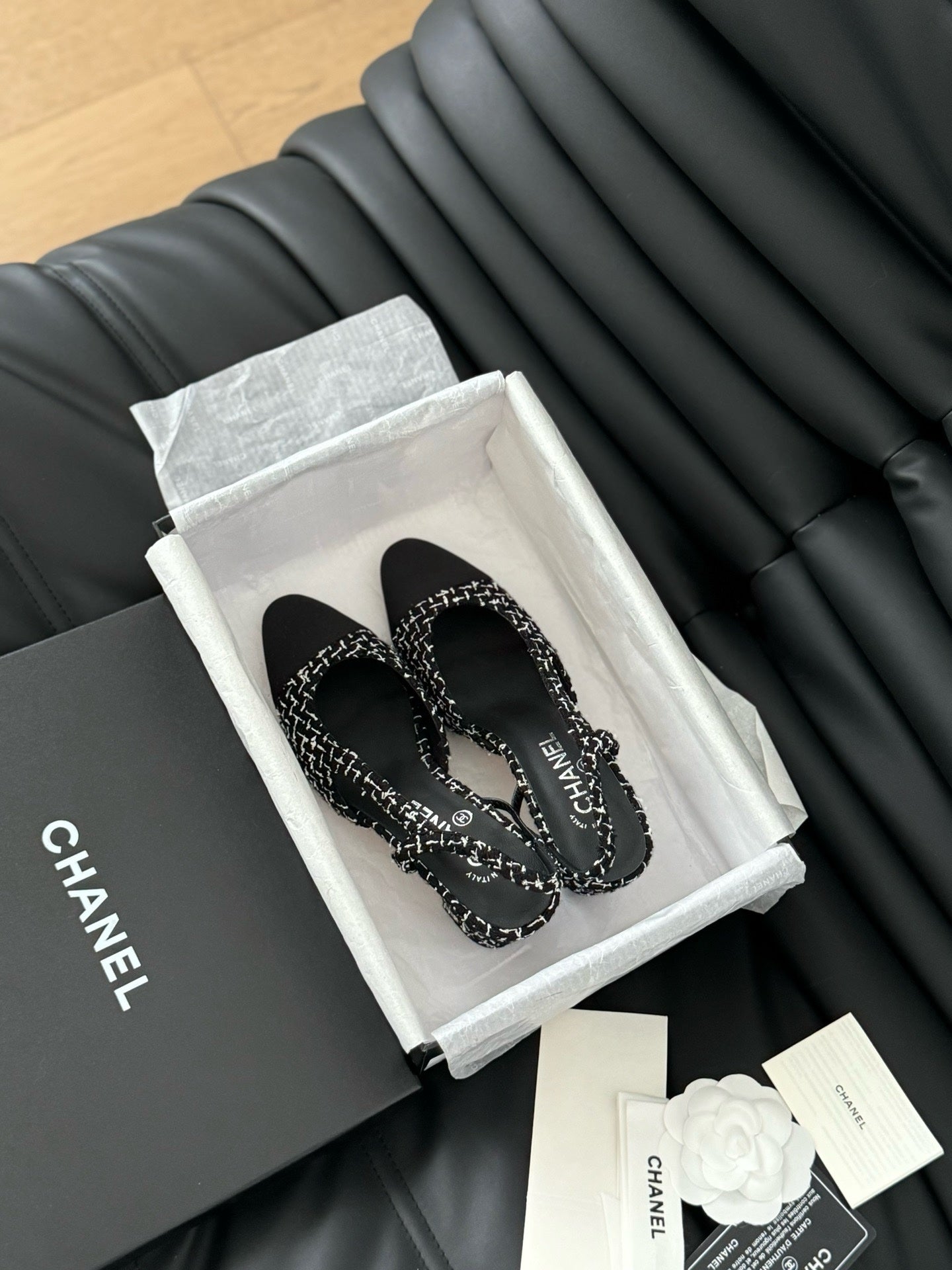 Chanel Tüvit ve Patent Deri Kapalı Burun CC Slingback Ayakkabılar 2025 - Glimmer of Luxury