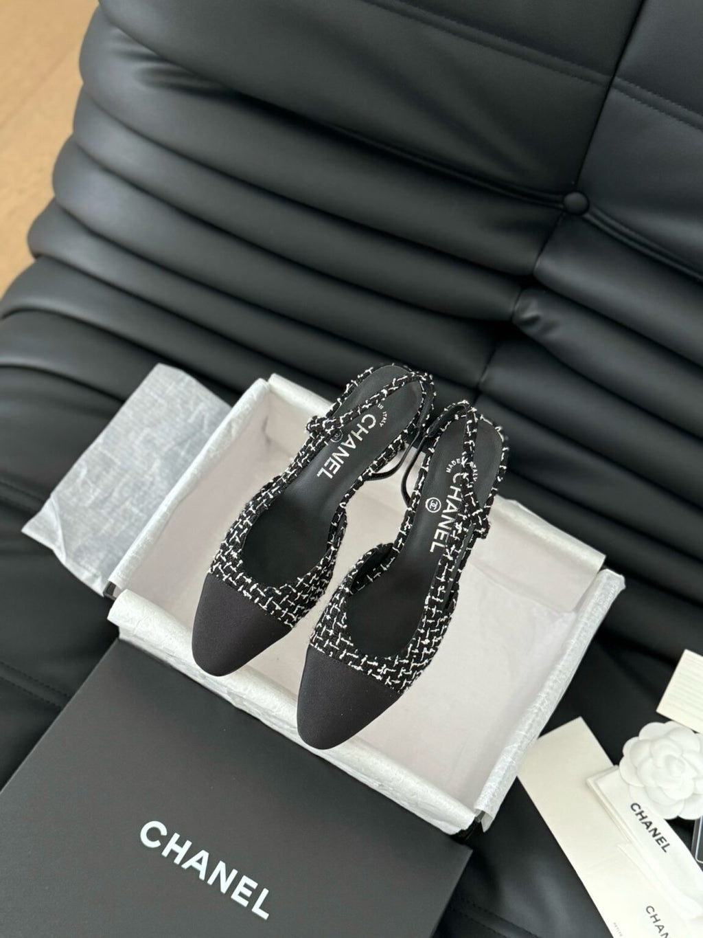 Chanel Tüvit ve Patent Deri Kapalı Burun CC Slingback Ayakkabılar 2025 - Glimmer of Luxury