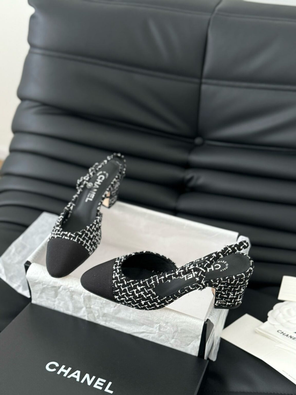Chanel Tüvit ve Patent Deri Kapalı Burun CC Slingback Ayakkabılar 2025 - Glimmer of Luxury
