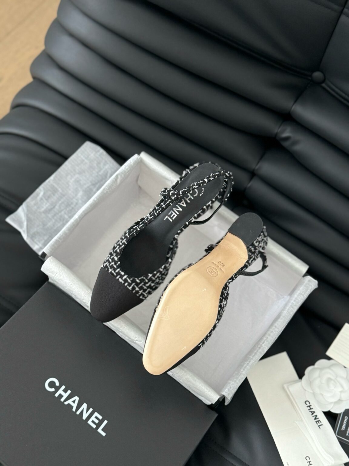 Chanel Tüvit ve Patent Deri Kapalı Burun CC Slingback Ayakkabılar 2025 - Glimmer of Luxury