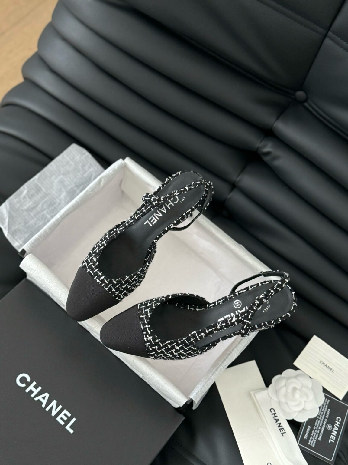 Chanel Tüvit ve Patent Deri Kapalı Burun CC Slingback Ayakkabılar 2025 - Glimmer of Luxury