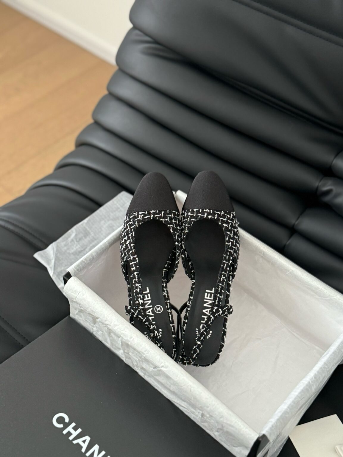 Chanel Tüvit ve Patent Deri Kapalı Burun CC Slingback Ayakkabılar 2025 - Glimmer of Luxury