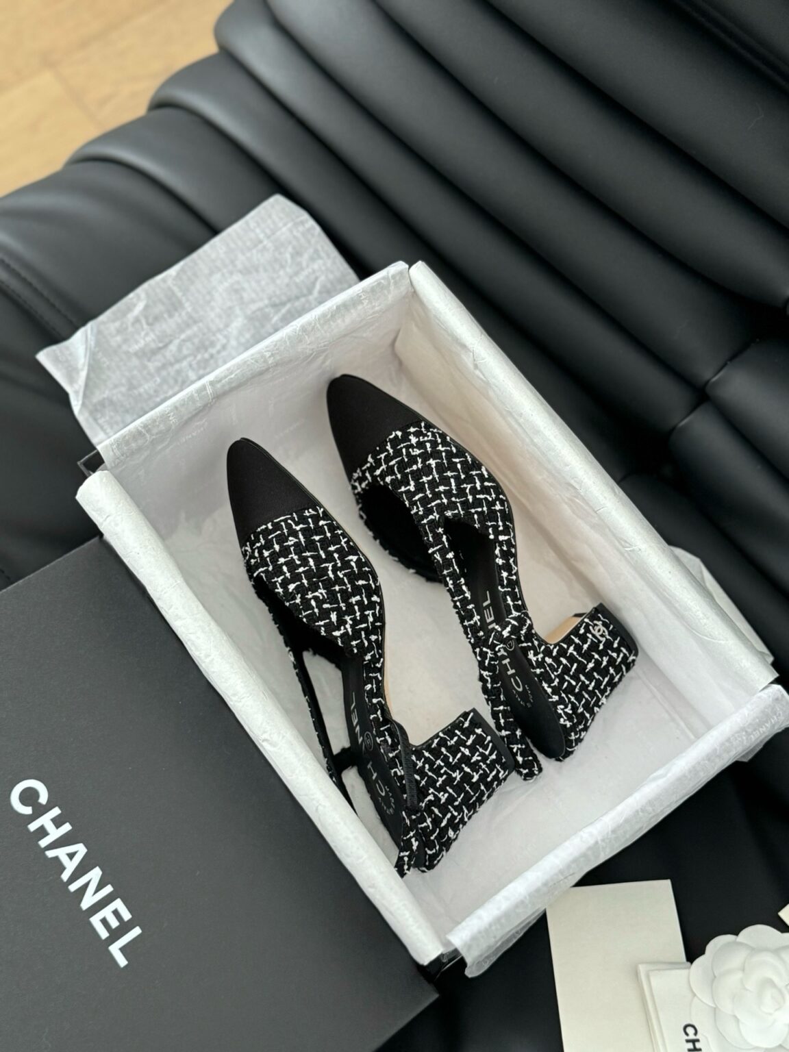 Chanel Tüvit ve Patent Deri Kapalı Burun CC Slingback Ayakkabılar 2025 - Glimmer of Luxury