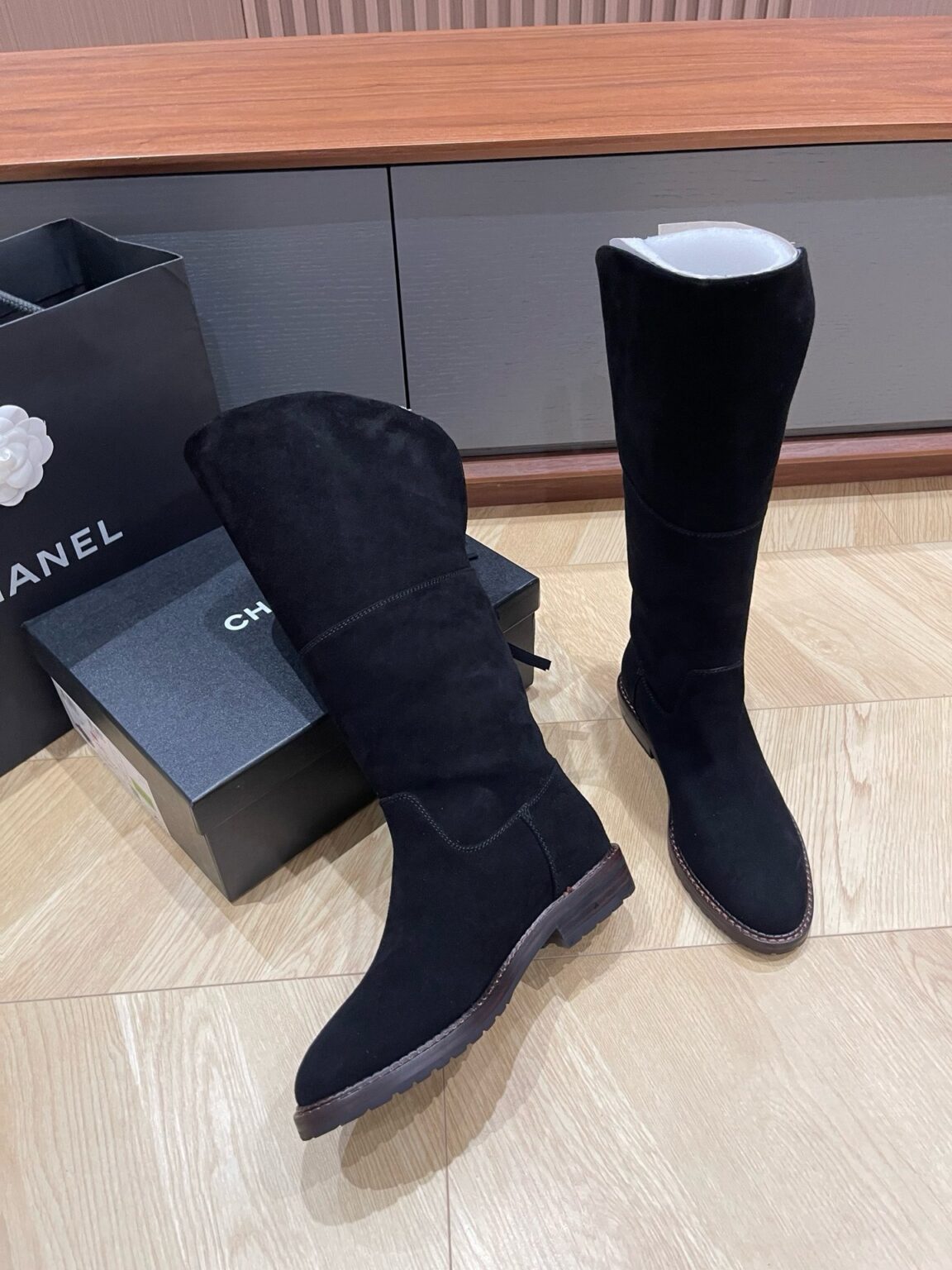 Chanel 2025 Süet Çizmeler - Glimmer of Luxury
