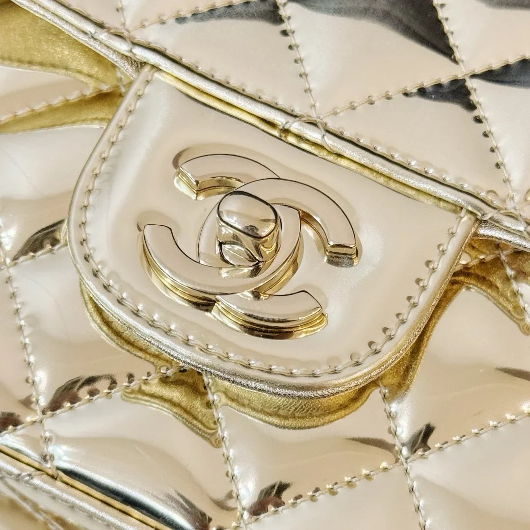 Chanel 24C Metalik Altın Dana Derisi Mini Kapaklı Çanta & Yıldız Bozuk Para Cüzdanı Altın - Glimmer of Luxury