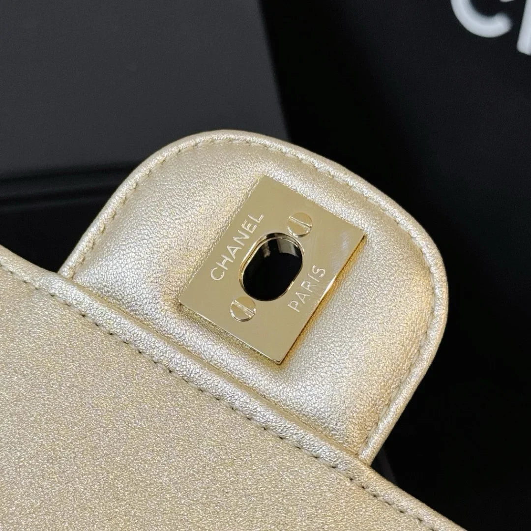 Chanel 24C Metalik Altın Dana Derisi Mini Kapaklı Çanta & Yıldız Bozuk Para Cüzdanı Altın - Glimmer of Luxury