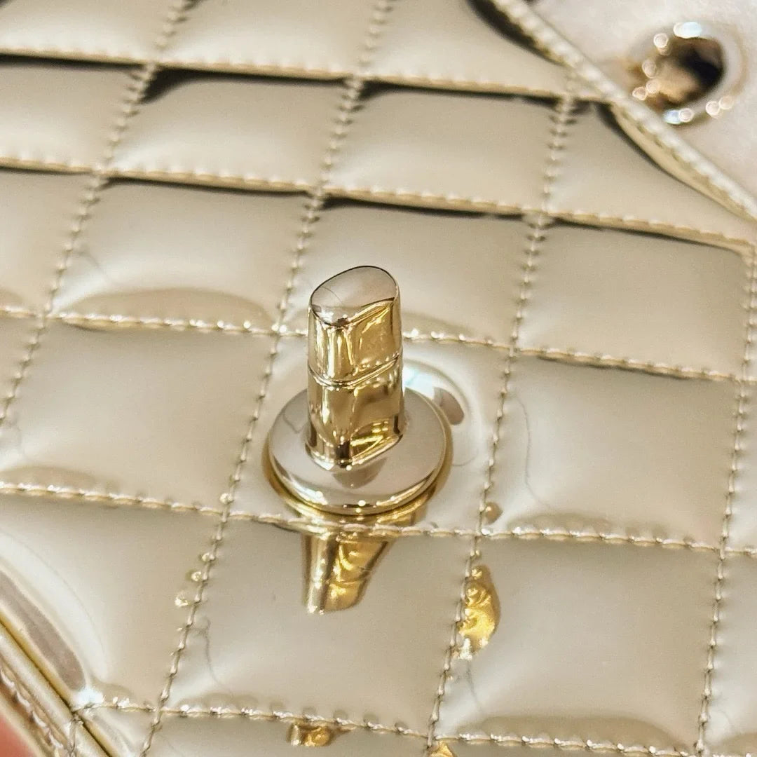 Chanel 24C Metalik Altın Dana Derisi Mini Kapaklı Çanta & Yıldız Bozuk Para Cüzdanı Altın - Glimmer of Luxury