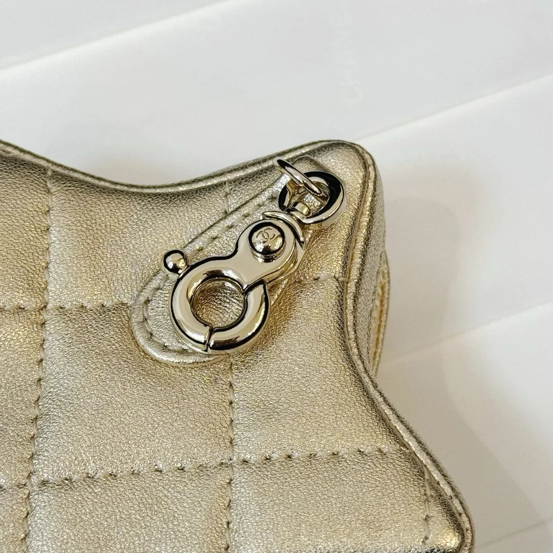 Chanel 24C Metalik Altın Dana Derisi Mini Kapaklı Çanta & Yıldız Bozuk Para Cüzdanı Altın - Glimmer of Luxury