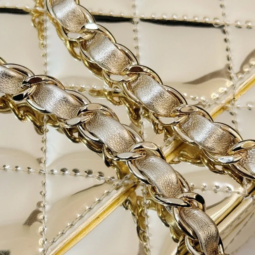 Chanel 24C Metalik Altın Dana Derisi Mini Kapaklı Çanta & Yıldız Bozuk Para Cüzdanı Altın - Glimmer of Luxury