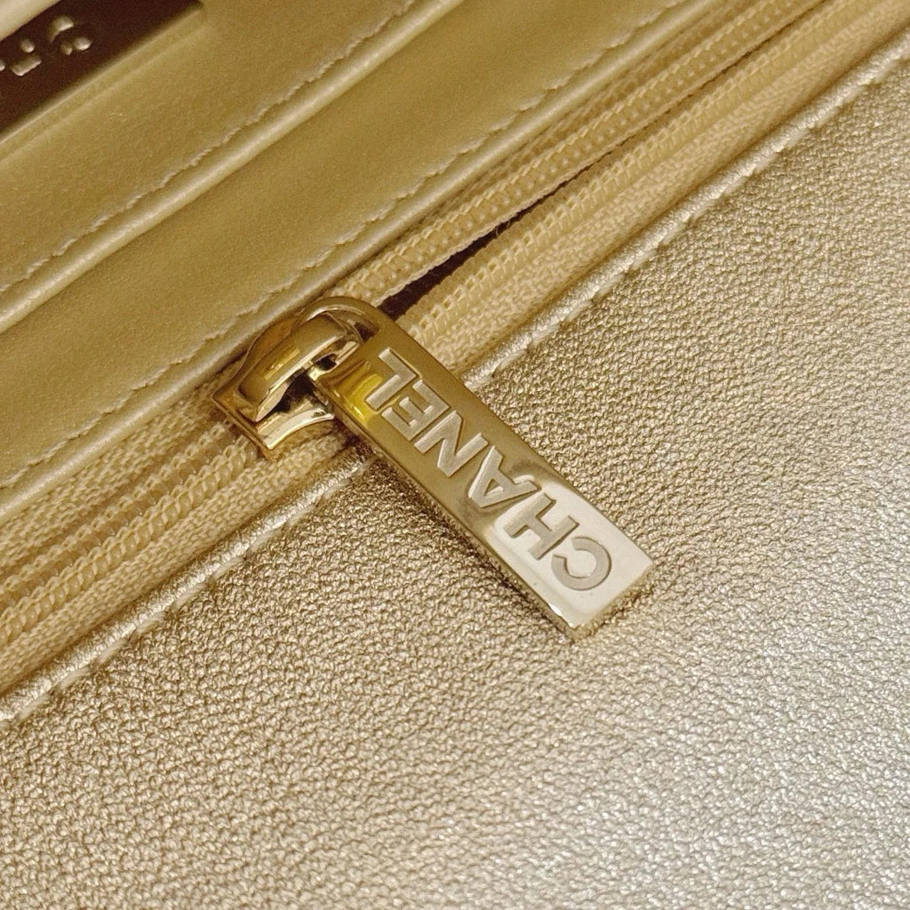 Chanel 24C Metalik Altın Dana Derisi Mini Kapaklı Çanta & Yıldız Bozuk Para Cüzdanı Altın - Glimmer of Luxury