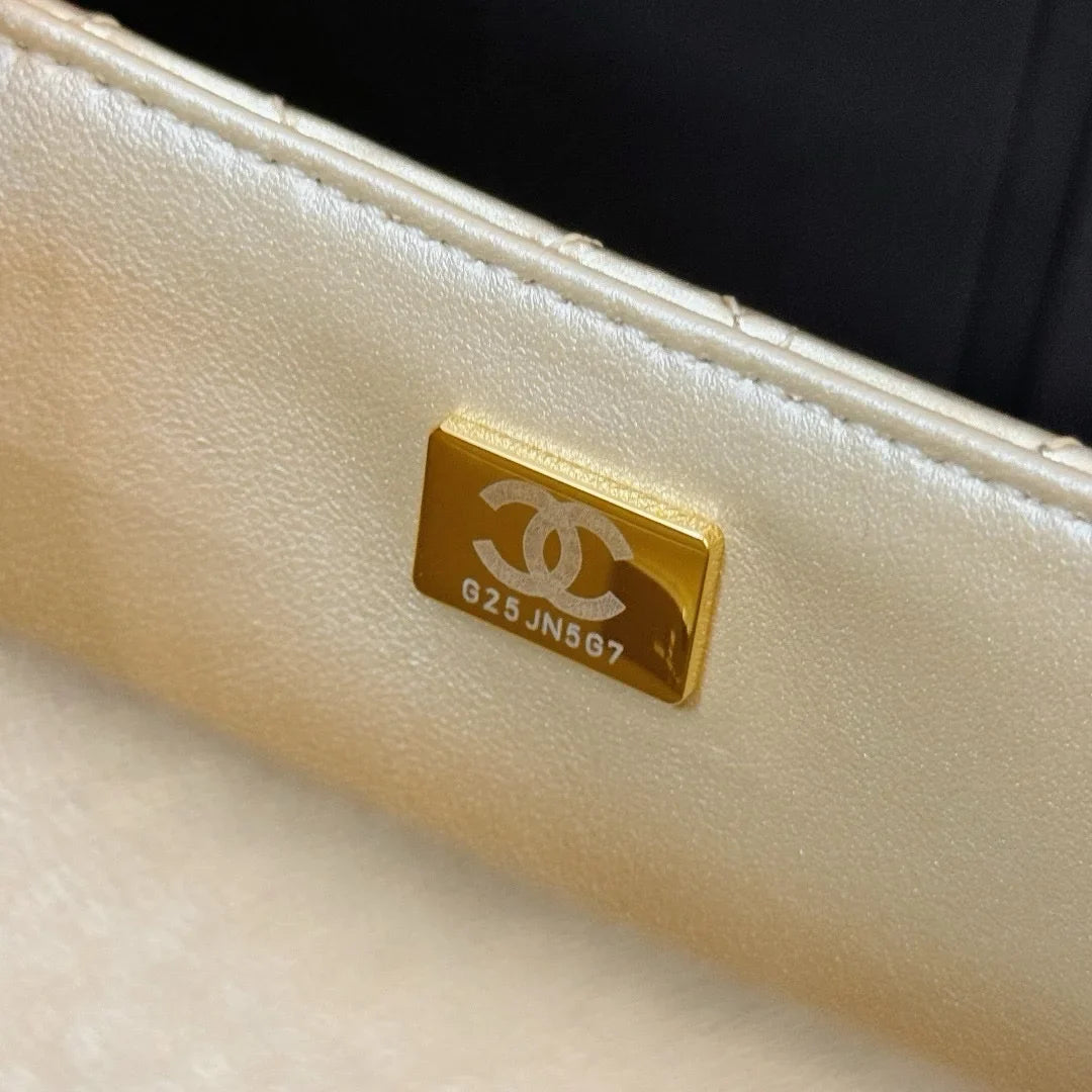 Chanel 24C Metalik Altın Dana Derisi Mini Kapaklı Çanta & Yıldız Bozuk Para Cüzdanı Altın - Glimmer of Luxury