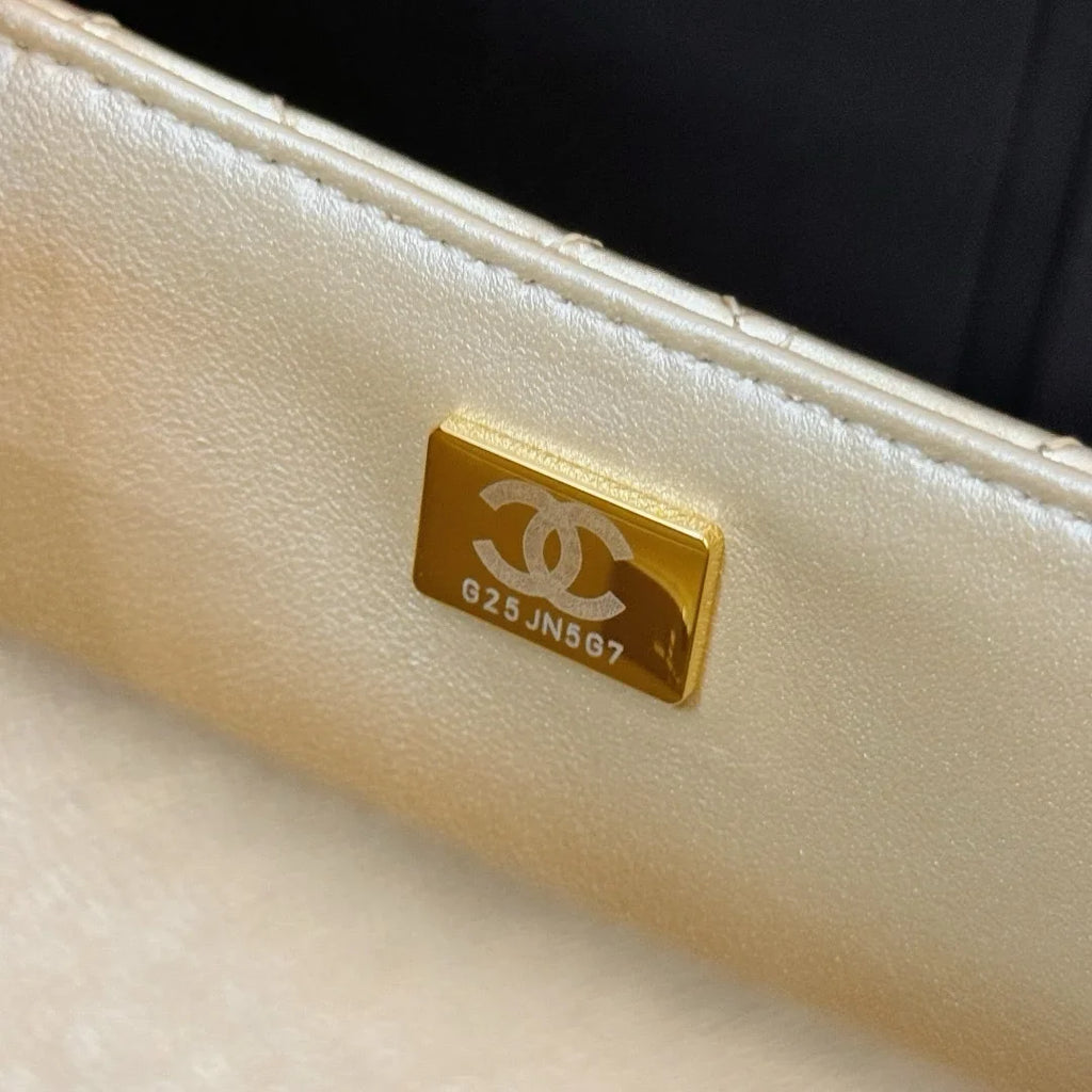 Chanel 24C Metalik Altın Dana Derisi Mini Kapaklı Çanta & Yıldız Bozuk Para Cüzdanı Altın - Glimmer of Luxury